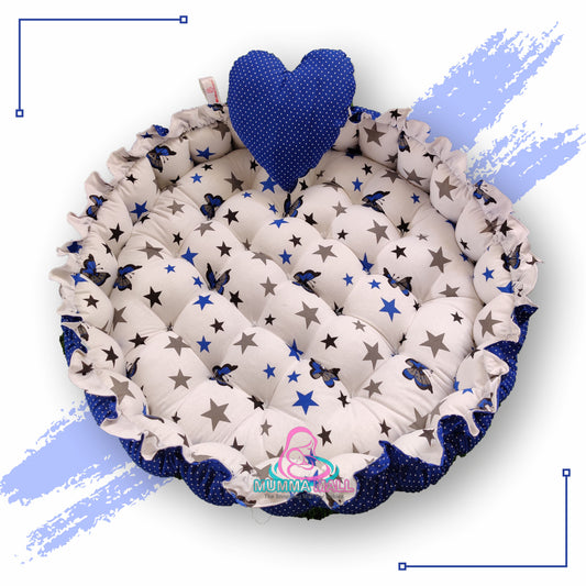 Round baby tub bed with a heart pillow (Blue and White)